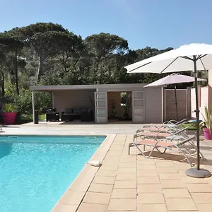 https://hotel-de-la-vierge-noire.fr-provencehotel.com