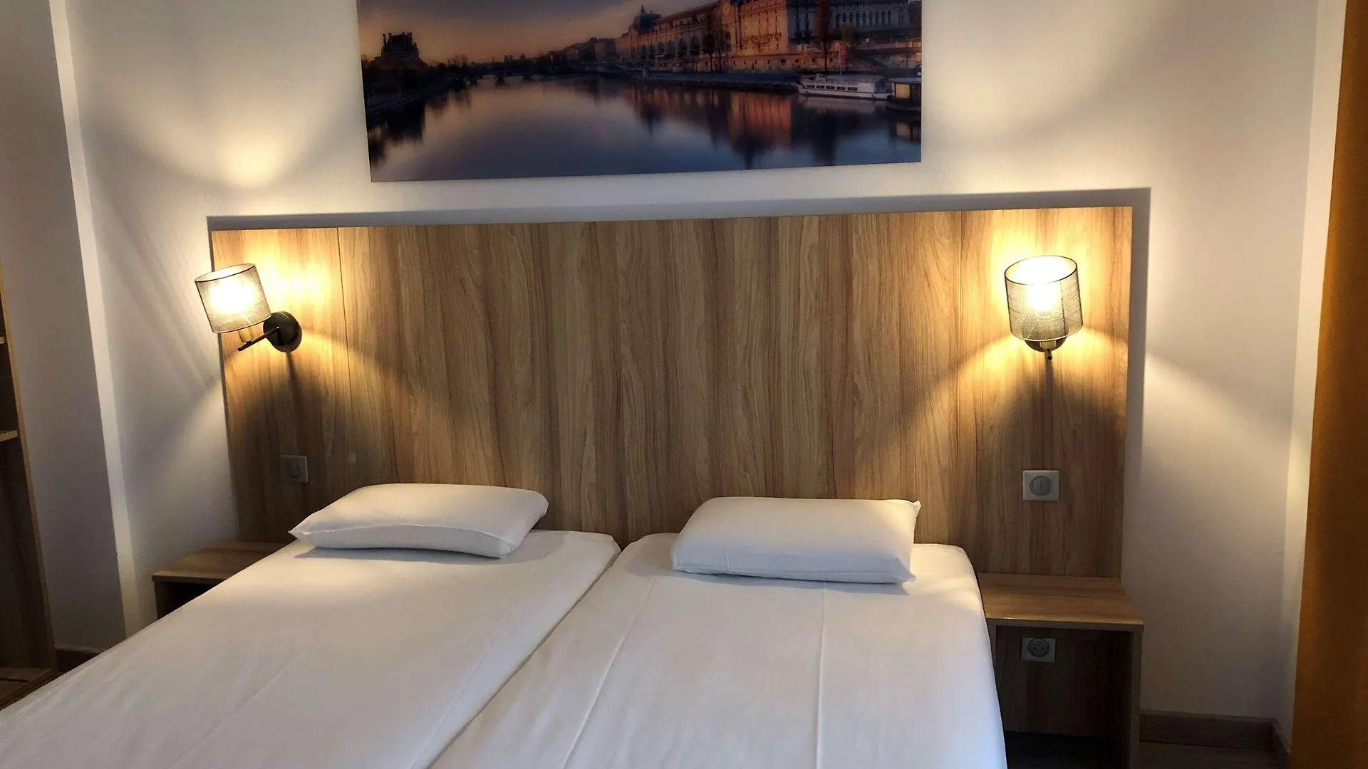 Kyriad Paris 10 - Canal Saint Martin - Republique Hotel